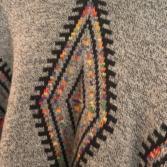 Beautiful Aztec design poncho with tassel trim - Picture 2 of 4